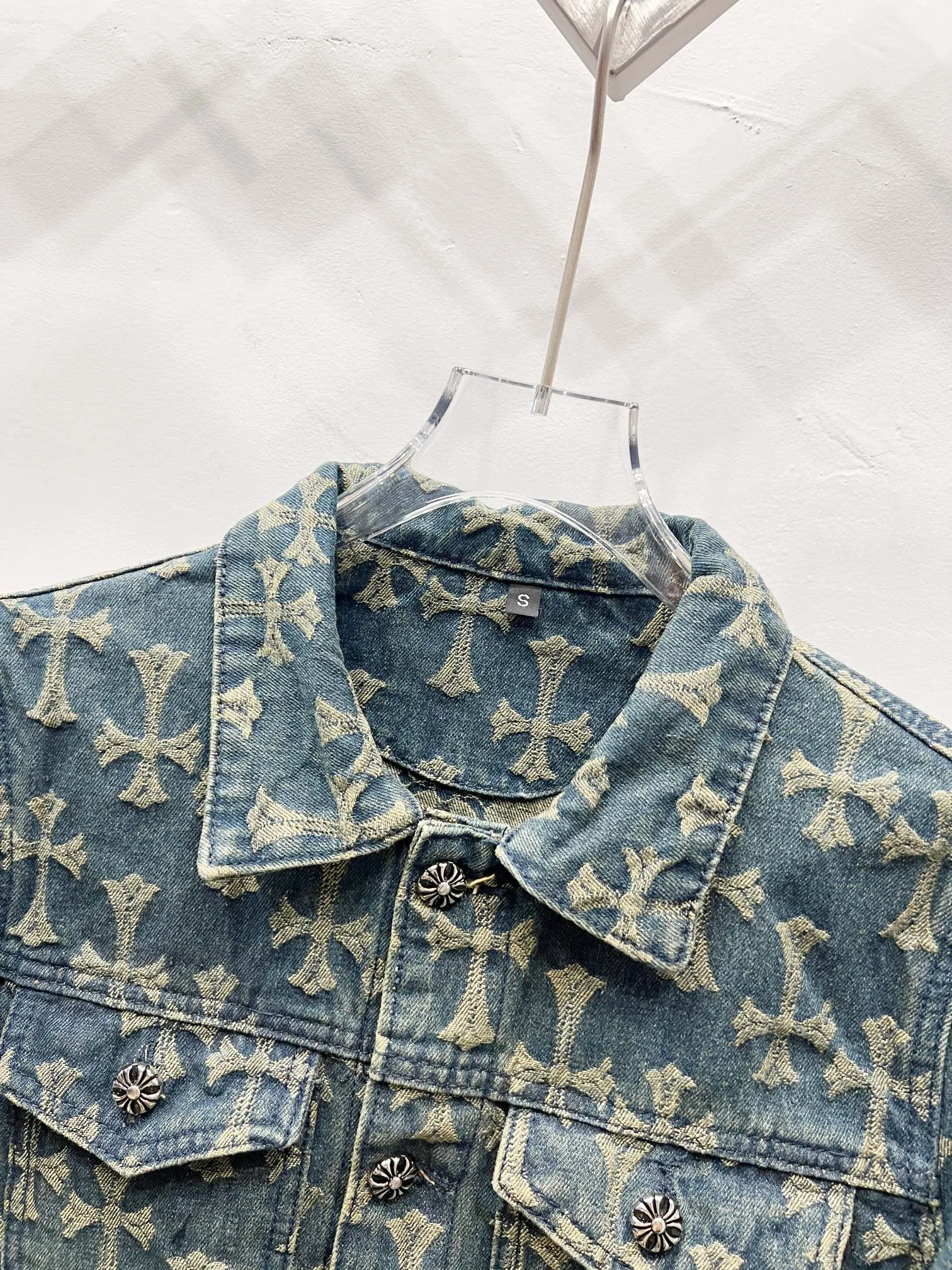P250 Style No.: (r050) Chrome Hearts Chrome Hearts double-sided full-print LOGO jacquard dark-print heavy-duty denim jacket. The same style as the Internet celebrity star. The cross-printed denim jacket has a unique cross design element and full printing, which is full of design. It is made of 100% denim cotton fabric with heavy coarse yarn count, which ensures a stiff and tough silhouette while being soft, comfortable and breathable. The lapel is designed with silver buttons and is full of texture. The classic white cross logo is all over the dress, making it a perfect versatile style for spring and summer! Customized jacquard fabric, you can wear it in various styles. This gender-neutral shirt is a must-have for nightclubs. It can be worn as a jacket for both men and women. It can be easily worn by both men and women! The original loose version is made of high-quality pure cotton fabrics. The fabric pattern is high-definition and delicate without burrs. It is comfortable and breathable to wear. All the buttons are molded and customized. It is casual and fashionable and can be matched with any bottoms. It can be windproof and sunproof in spring and summer. It can be worn outside in autumn and winter! Easily concave shape makes you look slimmer and taller, perfect for both men and women! Style number: Color: Blue Size: S M L XL